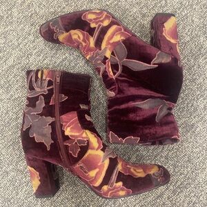 Floral velvet Steve Madden heeled boots